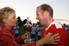 Carola Ortlieb übergibt den Pokal an Markus Münch