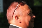 Frank Fuhrmann mit rot gefärbten Haaren (Wette gewonnen)