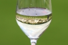 Waagegebäude spiegelt sich in einem Glas