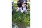 Michael Cadeddu und Cevin Chan springen in den See