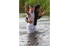 Michael Cadeddu und Cevin Chan springen in den See
