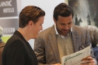 Max Kruse und Claudio Pizarro beim Lesen der Sportwelt