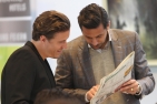 Max Kruse und Claudio Pizarro beim Lesen der Sportwelt